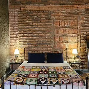 https://old-gold-apartment.alltbilisihotels.com